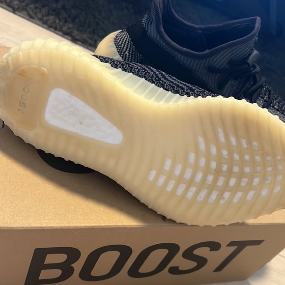Yeezy Boost 350 V2 'Carbon' - Picture 5 of 6